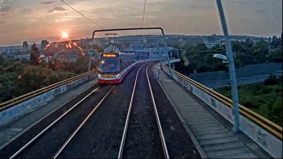 Z pohledu idie tramvaje Krejcárek.