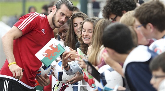 Velská hvzda Gareth Bale bhem tréninku v Dinardu s fanynkami.