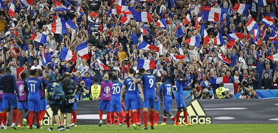 FRANCOUZSKÁ RADOST Je dobojováno, francouzští fotbalisté se radují s diváky z...