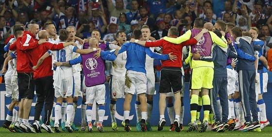 Sloventí fotbalisté slaví vítzství nad Ruskem. Pro Slovensko bylo historicky...