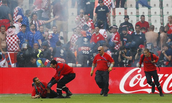Chorvattí fanouci bhem utkání mistrovství Evropy proti esku zasypali hit...