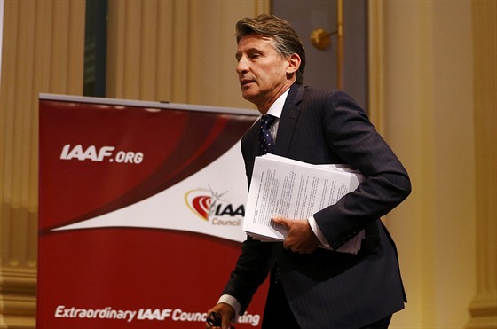 CO S TÍM? Prezident IAAF Sebastian Coe pichází na jednání ve Vídni, je potvrdilo, e rutí atleti dál nesmjí závodit. Co vak nyní ekne MOV? 