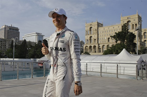 Nico Rosberg slaví výhru v kvalifikaci na Velkou cenu Evropy v Baku.