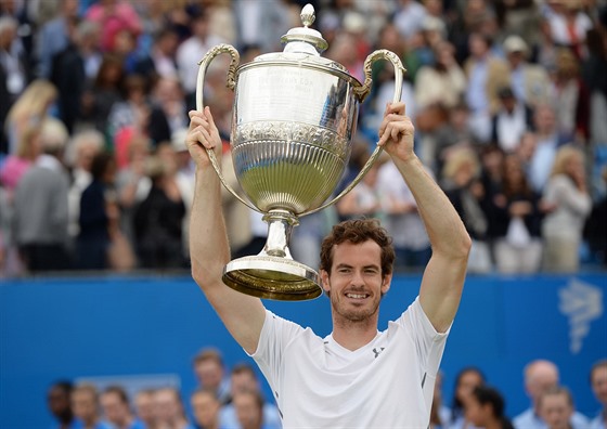 Andy Murray slaví vítzství v turnaji Aegon Championship.