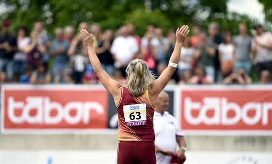 DKOVAKA. Barbora potáková dkuje skvlému publiku na republikovém ampionátu...