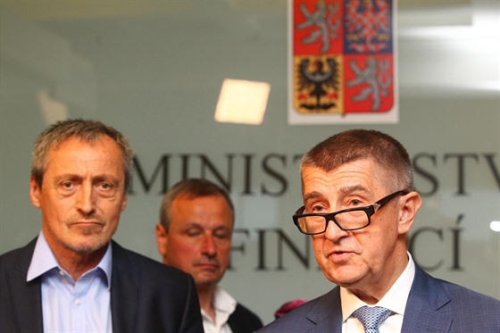 éf hnutí ANO Andrej Babi (vpravo), vlevo pak ministr obrany Martin Stropnický