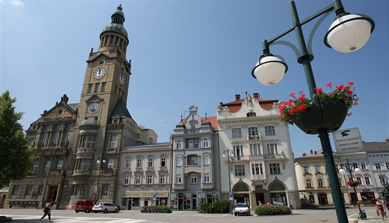 Vedení prostjovské radnice (na snímku její budova) chystá velkou zakázku na komunální sluby. Úastnit se jí bude i firma spoluvlastnná mstem, v ní sedí nkolik politik.