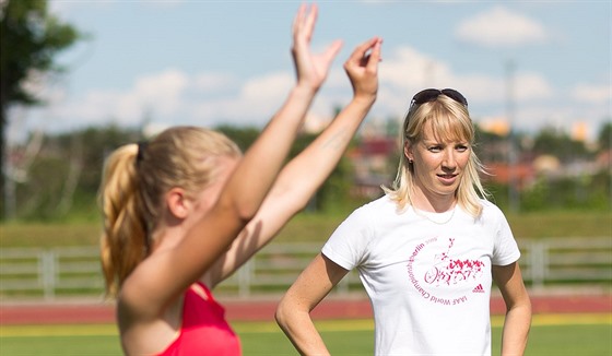 eská výkaka Iva Straková coby atletická trenérka