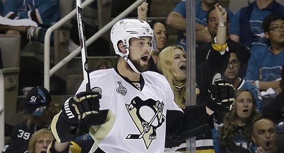 Brian Dumoulin z Pittsburghu oslavuje svj gól v estém finále NHL.