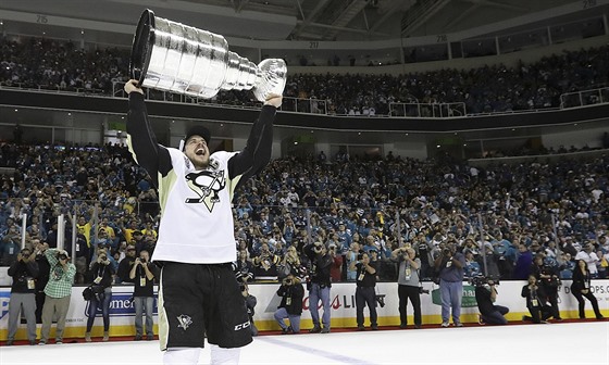 Pittsburský kapitán Sidney Crosby zvedá nad hlavu Stanley Cup.