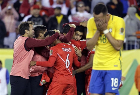 Brazilský fotbalista Renato Augusto (18) je zklamaný,  po souboji s Peru mají...