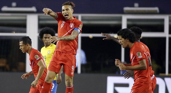 Peruántí fotbalisté se radují z gólu proti Brazílii.