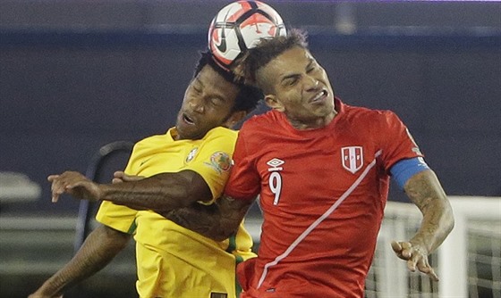 Brazilský fotbalista Gil (vlevo) v hlavikovém souboji s Paolem Guerrerem z...