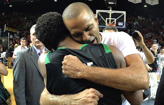 MAJITEL A JEHO HVZDA. Tony Parker, majitel klubu ASVEL, objímá svou hvzdu...