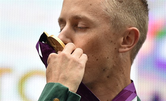 Australský chodec Jared Tallent líbá zlatou olympijskou medaili z Londýna....