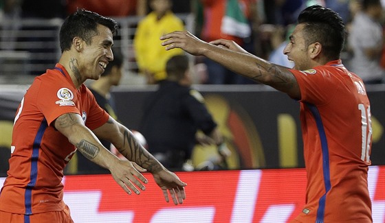 Edson Puch (vlevo) a Gonzalo Jara se radují z chilského gólu.