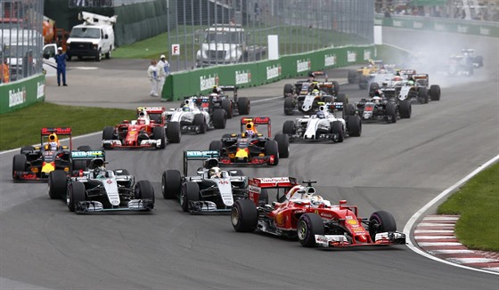 Momentka z Velké ceny Kanady, vpedu je Sebastian Vettel.