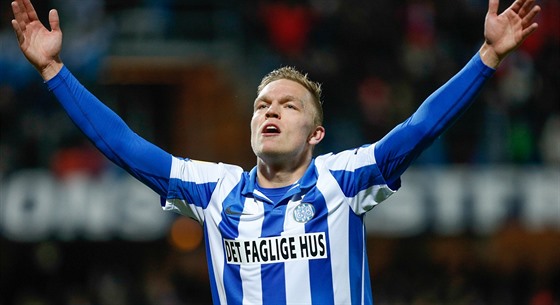 Mick van Buren slaví gól v dresu Esbjergu.