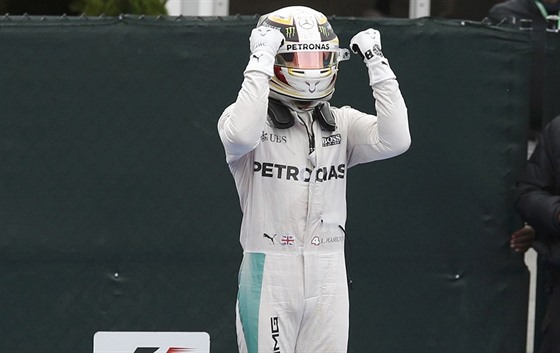 Lewis Hamilton slaví triumf ve Velké cen Kanady.