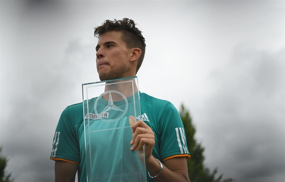 TA JE MOJE! Dominic Thiem pózuje s trofejí pro vítze turnaje ve Stuttgartu.