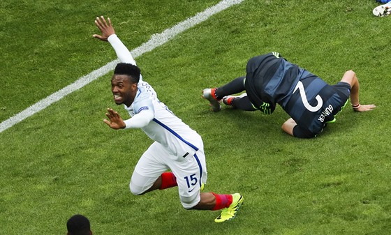 Anglický útoník Daniel Sturridge slaví rozhodující gól proti Walesu.