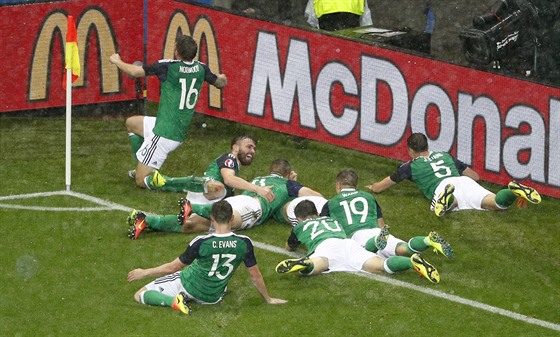 Fotbalisté Severního Irska slaví gól do ukrajinské sít.