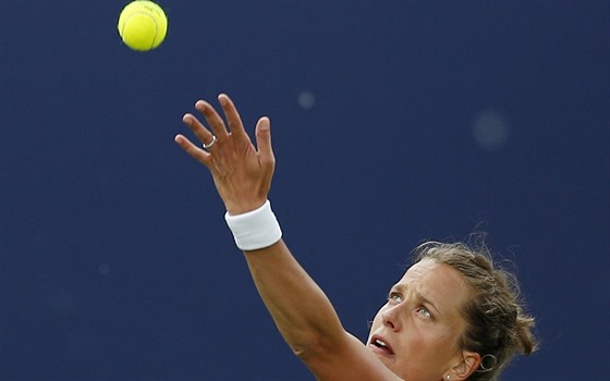 Barbora Strýcová servíruje ve tvrtfinále turnaje v Birminghamu.