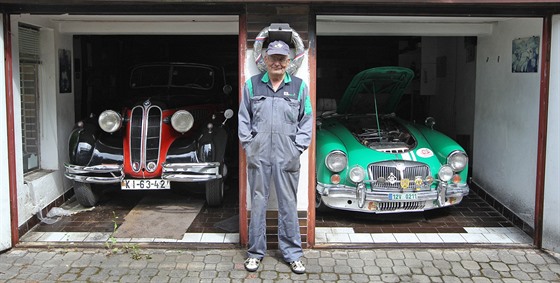 Jií Janoek a jeho skvosty. BMW 321 z roku 1939 a MGA 1955 v závodním...