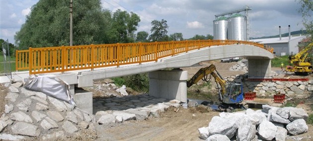 Pro cyklostezku vznikl v Brumov-Bylnici zajímavý most pes eku Vláru.