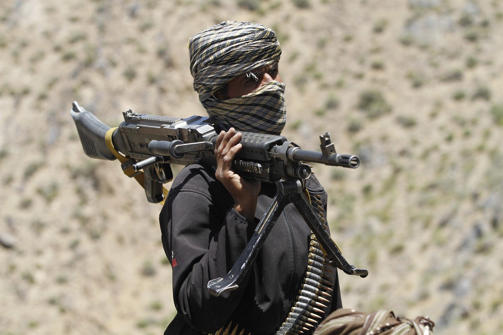 Talibanec Rusko dodává v Afghánistánu zbraně vládě i Talibanu, zlobí se Američané