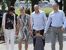 Rodina Klausova star�ího syna Václava p�ichází na exprezidentovu oslavu...