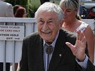 Léka� Rajko Dole�ek p�ichází na oslavu narozenin Václava Klause. (19. 6. 2016)