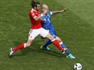 Hvzda Walesu Gareth Bale se petaluje o balon s kapitánem Slovák Martinem...
