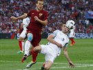 Stoper Anglie Gary Cahill brání ruského fotbalistu Alexandra Kokorina.