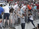 Fanouci Anglie pelézají plot po zápase s Ruskem.