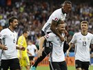 TO JE NÁ STELEC. Shkodran Mustafi (uprosted dole) poslal Nmecko do vedení...