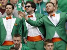 ELEGÁNI NA FOTBALE. Fanouci Irska na Stade de France ped duelem se védy.