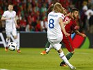 VYROVNÁNO. Islandský záloník Birkir Bjarnason stílí v duelu s Portugalskem...