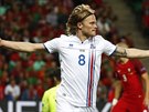 Islanan Birkir Bjarnason slaví vyrovnávací gól do sít Portugalska.