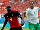 Belgický forvard Romelu Lukaku prohání zkueného irského kapitána Johna OSheae.