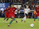 NEPROMNIL. Cristiano Ronaldo stílí z penaltového puntíku do tye.