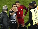 SELFIE S HVZDOU. Cristiano Ronaldo po zápase pózuje s fanoukem, který vbhl...