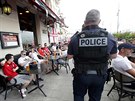 Francouztí policisté z Marseille hlídkují v blízkosti anglických fanouk (10....