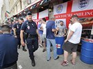 Francouztí policisté z Marseille hlídkují v blízkosti anglických fanouk (10....