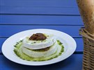 Nakládaný hermelín s pestem a suenými rajaty podle receptu Strop Café