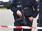 Francouzská policie na míst vrady policisty a jeho partnerky ve mst...