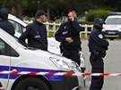 Francouzská policie na míst vrady policisty a jeho partnerky ve mst...