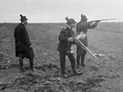 Historický snímek zachycuje úastníky lovu, který se odehrál 16. prosince 1905...