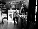 Výtvarník Josef Hampl ve svém podkrovním ateliéru v Hru�ov�