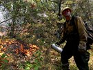Lesník zakládá ohe v kopcích u Golety poblí Santa Barbary, který má zabránit...